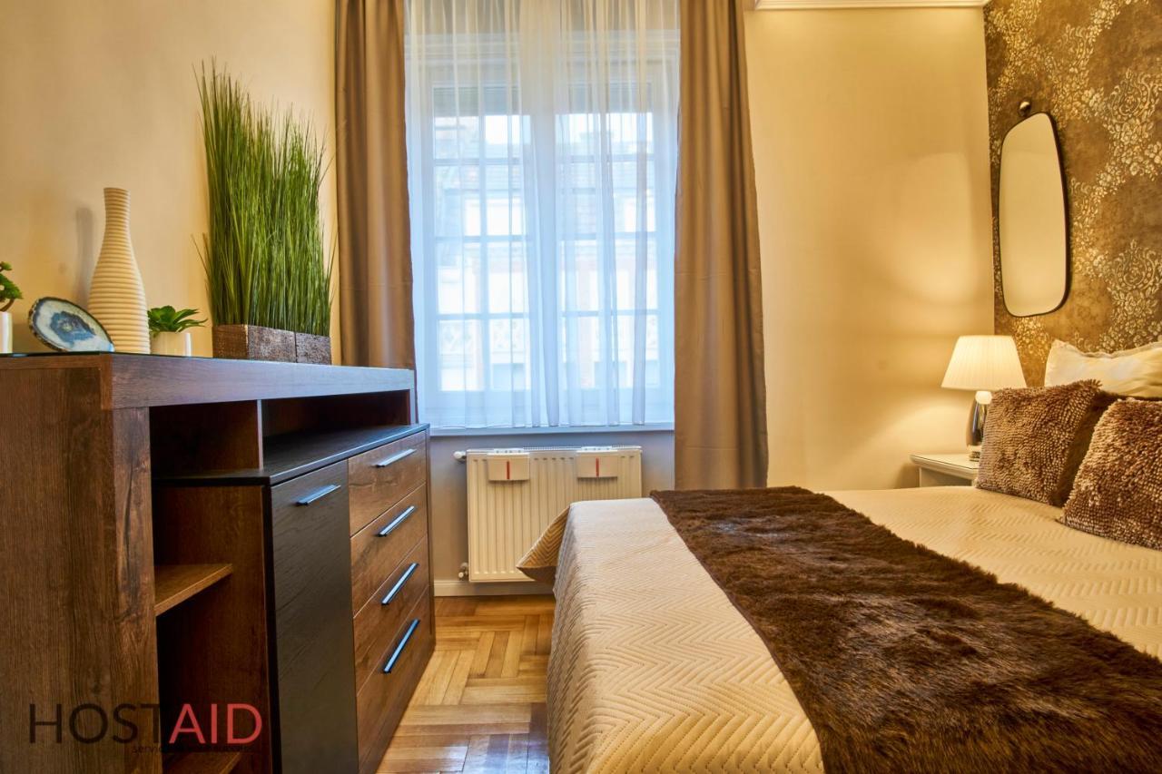 R7 Design - Hostaid Apartment