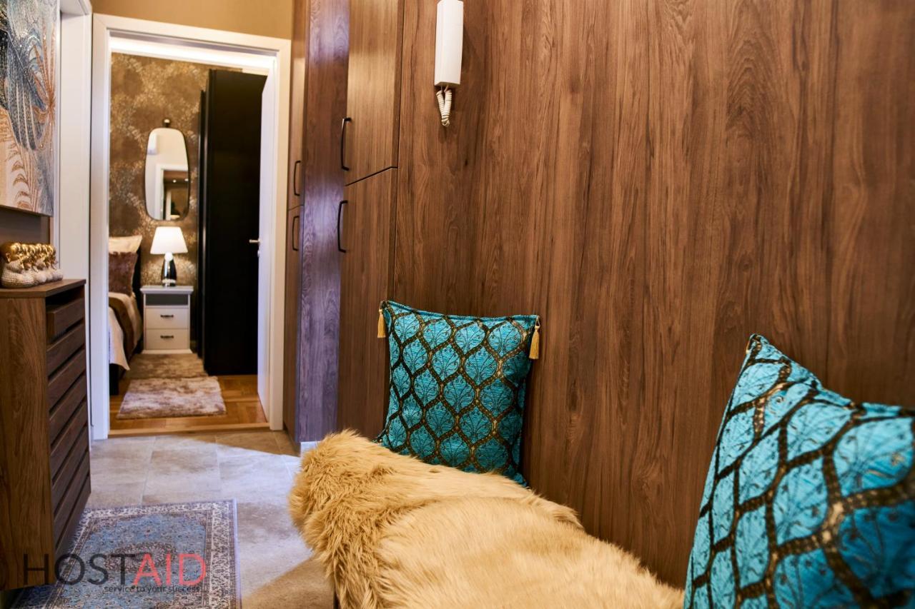 R7 Design - Hostaid Apartment *